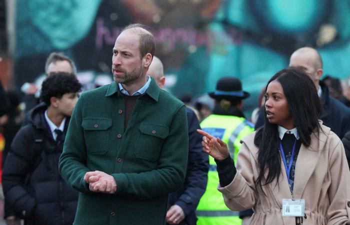 Le prince William porte un sursirt de Sézane à la mode pour une visite décontractée à Liverpool