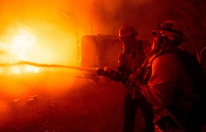 Les pompiers font des progrès contre de nouveaux incendies près de Los Angeles