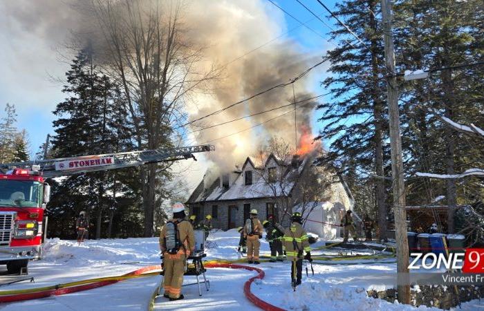 Un incendie majeur fait rage à Lac-Beauport