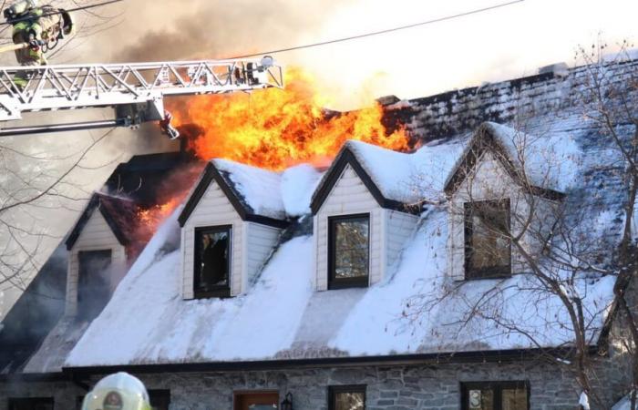 En images | Incendie majeur dans une résidence à Lac-Beauport