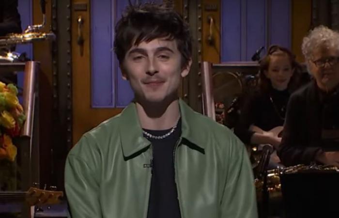 Timothee Chalamet plaisante sur sa défaite lors des cérémonies de remise de prix et révèle ce qu’il chante sur « SNL » lors du monologue d’ouverture | Bob Dylan, Musique, Saturday Night Live, Télévision, Timothée Chalamet