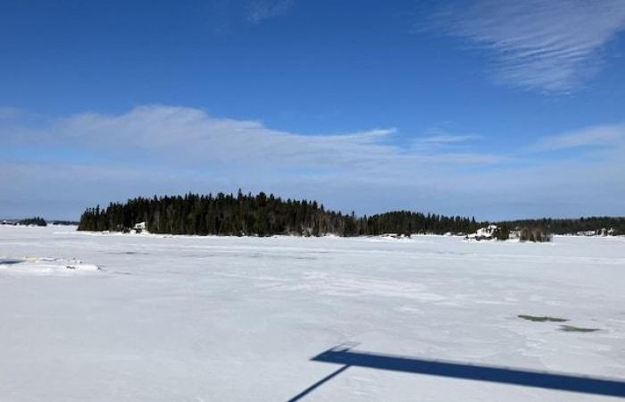 Une personne disparue sous la glace sur un lac Yukon