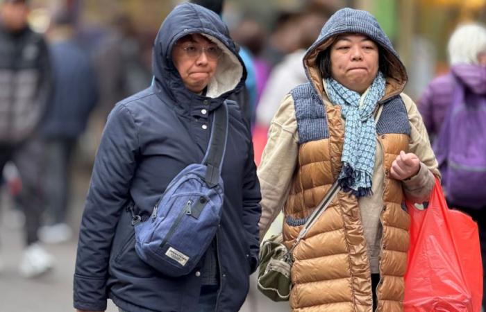 Hong Kong émet un avertissement de temps froid alors que les températures baissent