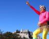 Cette danseuse folle de 72 ans fait chaque jour son show au bord du lac de Sisteron