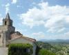 Entouré d’anciens remparts au pied du Mont Ventoux, ce village est l’un des plus beaux de France