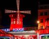 les ailes du légendaire Moulin Rouge se sont effondrées pour une raison qui reste inconnue