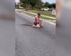 un combattant de MMA maîtrise un alligator dans la rue à mains nues