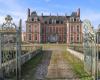 Situé dans l’Essonne, ce remarquable château de style Louis XIII est à vendre – .