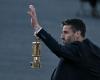 à Athènes, Tony Estanguet reçoit la flamme olympique pour la France