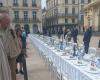 A Béziers, une table avec des chaises vides pour se souvenir des otages du Hamas