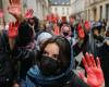 des manifestants affichent des « mains rouges » en soutien à la Palestine, le symbole dénoncé
