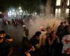 la police utilise des gaz lacrymogènes et des balles en caoutchouc pour disperser les manifestants