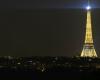 images impressionnantes de la Tour Eiffel frappée par la foudre
