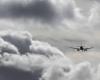 Pare-brise fissuré, nez enfoncé… Un Airbus effectue un atterrissage d’urgence après une violente tempête de grêle