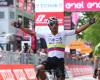 Jhonatan Narvaez surprend Tadej Pogacar au sprint et décroche le premier maillot rose (vidéo)