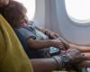 L’astuce incroyable d’une maman pour faire dormir son fils dans un avion