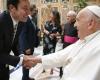 Le pape François rit avec une centaine de comédiens