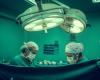 Un neurochirurgien laisse sa fille de 13 ans lui donner un coup de main pendant l’opération – Closer