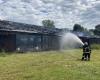 une vingtaine de pompiers engagés sur un incendie dans un bâtiment agricole de 2 500 m2 entièrement détruit par les flammes à Laguiole