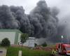 Un incendie industriel spectaculaire en cours dans une usine de Mayenne, un pompier légèrement blessé