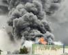 images impressionnantes d’un immense incendie sur un site industriel près de Sablé-sur-Sarthe