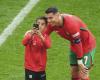 Cristiano Ronaldo « chanceux » de ne pas être blessé après avoir été confronté à des chercheurs de selfie, dit l’entraîneur
