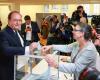 La tenue de Julie Gayet pour voter avec François Hollande fait polémique – .