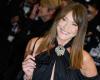 Avec une capuche sur les cheveux et sans maquillage, Carla Bruni chante avec aisance – .