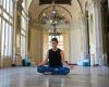 séances de yoga et de pilates sous les lustres du grand foyer de l’Opéra-Comédie, à Montpellier