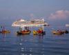 A Marseille, des canoës bloquent l’accès du port aux bateaux de croisière pour dénoncer la pollution qu’ils provoquent