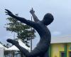 En Seine-Maritime, un sculpteur crée une statue d’un célèbre footballeur international