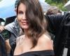 Laetitia Casta somptueuse, épaule dénudée dans une robe asymétrique très près du corps et décolletée