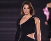 Femme fatale, Iris Mittenaere opte pour un body corset transparent et une micro-jupe (très) fendue