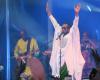 au pied de la Tour Eiffel, une « famille » de vendeurs sénégalais mise en chanson par Youssou N’Dour