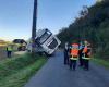 un camion se renverse et perd tout son chargement de blé