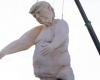 Une statue nue de Donald Trump suspendue à une grue met en colère les républicains du Nevada