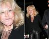 Jocelyn Wildenstein, 82 ans, mondaine de “Catwoman”, a l’air adorée par son fiancé Lloyd Klein, 56 ans, lors d’un dîner à Paris