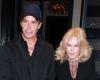 Jocelyn Wildenstein, 82 ans, a l’air jeune alors qu’elle profite d’un dîner romantique à Paris avec son fiancé Lloyd Klein, 56 ans