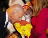 Biden mord un bébé habillé en poulet lors de l’événement WH Halloween