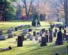 elle se rend au cimetière pour visiter la tombe de son père, ce qu’elle découvre la bouleverse