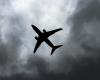 les passagers de l’avion entendent le bruit de quelqu’un qui tape sur le mur le soir d’Halloween