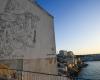 Une fresque géante de Mahn Kloix rend hommage au bateau-ambulance SOS Méditerranée sur le « mur Zidane » à Marseille