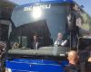 Le bus de Naples est arrivé à Maradona, fans enthousiastes ! Les chants commencent : « Je serai avec toi »