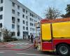 les habitants escaladent la façade du bâtiment pour sauver une femme et un enfant