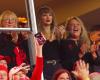 Andrea, la mère de Taylor Swift, applaudit Travis Kelce en portant la veste « In My Chiefs Era »