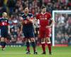 Steven Gerrard réagit alors que Xabi Alonso et Luis Garcia se réunissent avant Liverpool contre Bayer Leverkusen