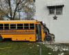 EN IMAGES | Un bus scolaire rempli d’élèves s’écrase dans une maison