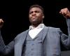 Francis Ngannou fait pleuvoir des billets sur cet artiste et enflamme la toile (vidéo)