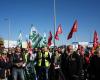 des centaines de manifestants contre la fermeture des usines de Cholet et de Vannes, le ministre de l’industrie insulté