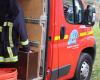 un homme secouru par les pompiers après une explosion suite à un incendie dans sa voiture